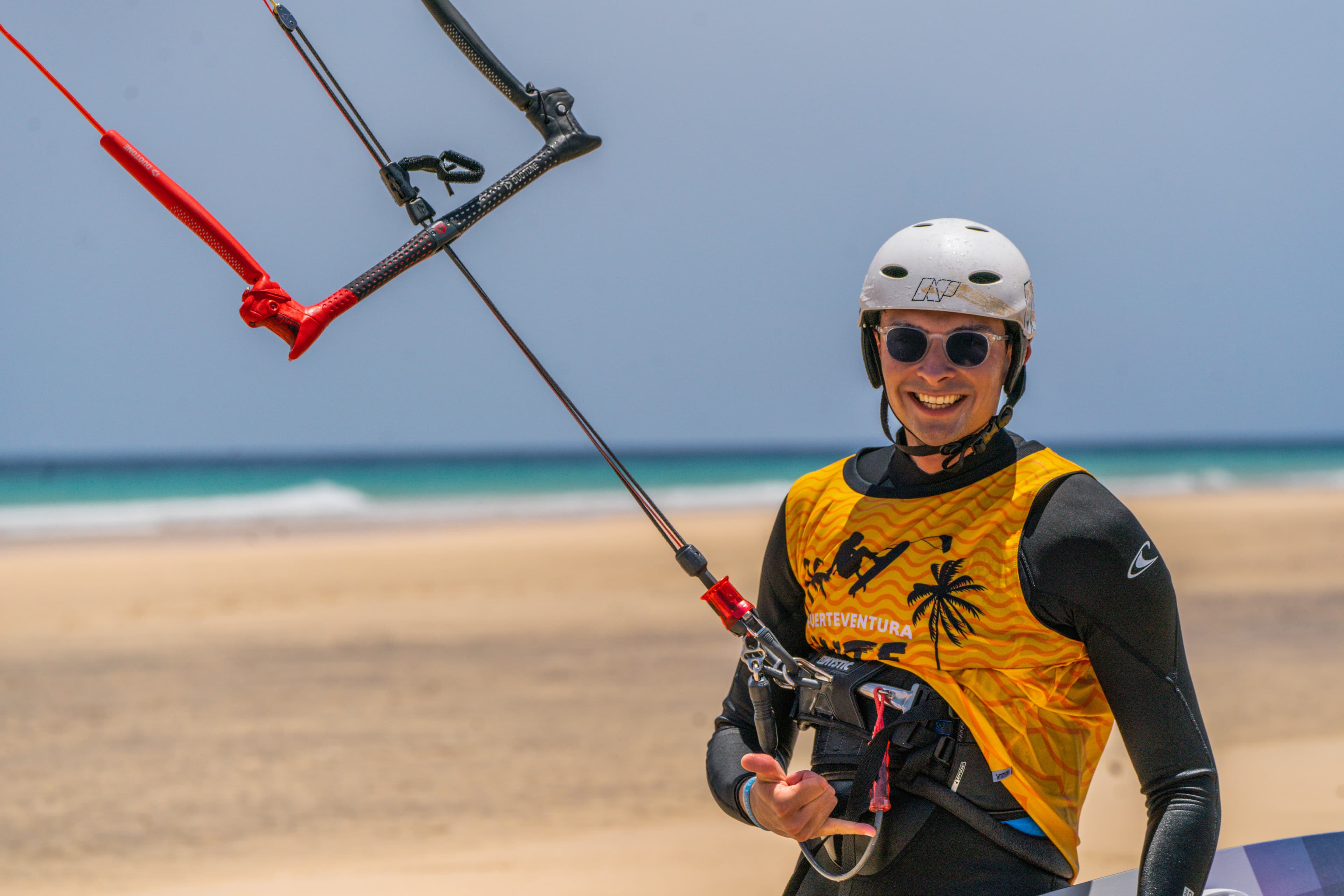 kitesurfer landing toeside